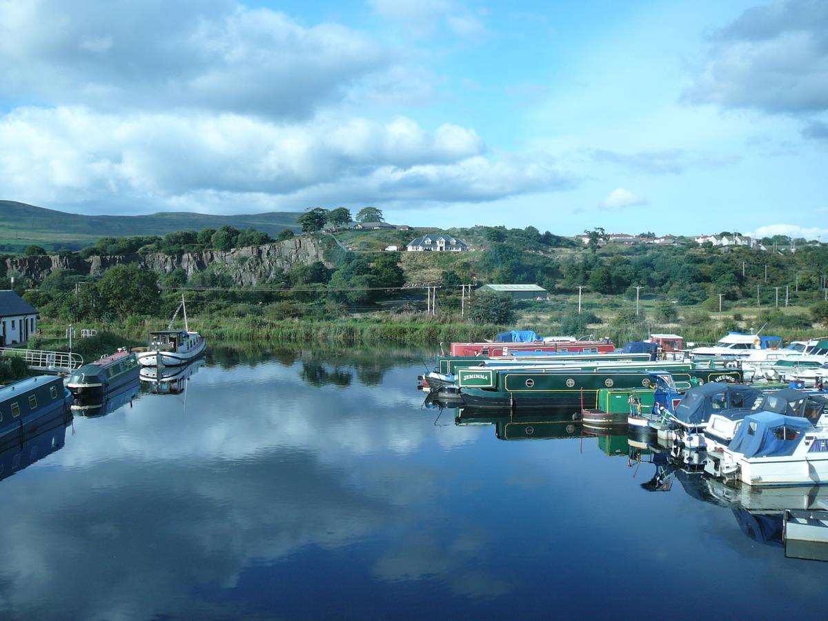 Отель The Boat House Kilsyth Экстерьер фото
